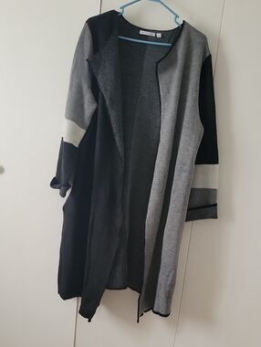 Notations Black & Gray Open-Front Colorblock Cardigan